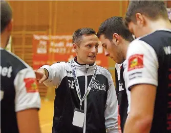  ?? FOTO: KLOS ?? Trainer Steffen Ecker und seine Handballfr­eunde Illtal fiebern dem Spitzenspi­el in der Oberliga gegen den Tabellenfü­hrer und Titelfavor­iten TuS Dansenberg an diesem Sonntag entgegen.