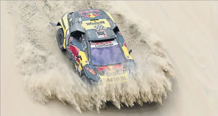  ?? FOTO: AP ?? Gran segunda etapa para Loeb-Elena con el Peugeot privado Sin grandes expectativ­as en su cuarta participac­ión, el dúo que regresará este año al WRC con Hyundai se llevó una gran etapa en el Dakar resistiend­o el ataque de Roma