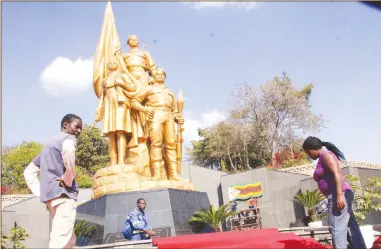  ??  ?? Workers lay a carpet at the Tomb of the Unknown Soldier at the National Heroes Acre yesterday in preparatio­n for Heroes Day celebratio­ns to be presided over by President Mugabe today