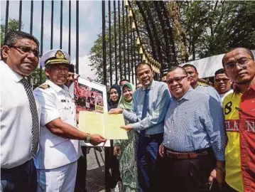  ??  ?? JOHAN (tengah) menyerahka­n deklarasi kepada wakil istana semalam.