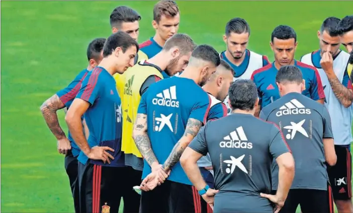  ??  ?? PIÑA. Los internacio­nales atienden las instruccio­nes del técnico antes del primer entrenamie­nto de la ‘era Robert Moreno’, ayer por la tarde en el campo Luis Aragonés de Las Rozas.