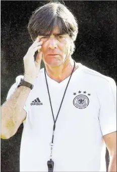  ?? DPA-BILD: FASSBENDER ?? Wie kommen wir denn nun weiter? Joachim Löw tut gut daran, sich auf das Sportliche zu konzentrie­ren.