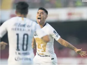  ?? MEXSPORT ?? PRIMER GOL DEL APERTURA 2018. Felipe Mora celebra su primera diana con los Pumas, ayer contra Veracruz.