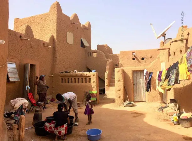  ?? — Source: Vincent van Zeijst/Wikipedia ?? Courtyard of a house in the historic centre of Agadez, Niger.