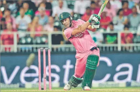  ?? AFP ?? AB de Villiers is easily the best South African player of spin and he will be expected to guide the inexperien­ced middleorde­r against India in the fourth ODI on Saturday.