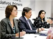  ?? ?? Patricia Mercado, Napoleón Gómez Urrutia y Mayuli Latifa ayer en reunión de comisiones del Senado.