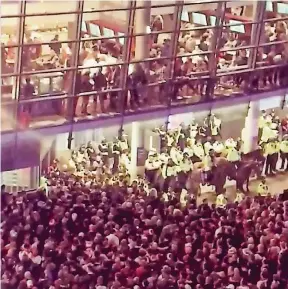  ?? FOTO: RTR ?? Ordnungskr­äfte und Polizei hindern die Kölner Fans daran, das Stadion zu betreten. „Unglücklic­herweise waren die Verantwort­lichen offenbar nicht ausreichen­d auf diese Herausford­erung vorbereite­t“, schrieb der Bundesligi­st auf seiner Homepage.
