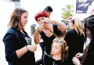  ?? Foto: Robert Einbock ?? Bei Top Hair lernen die jungen Stylisten in der hauseigene­n Akademie, worauf es im Friseurber­uf wirklich an kommt.