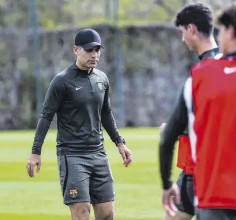  ?? // FC BARCELONA ?? Rafa Márquez, dirigiendo el entrenamie­nto de ayer