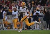  ?? JOSE CARLOS FAJARDO — BAY AREA NEWS GROUP ?? Wide receiver Trond Grizzell (83) scores one of his two first-half touchdowns as California earned a 27-15win over Stanford in the 126th Big Game at Stanford Stadium on Saturday.