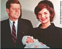  ??  ?? John Fitzgerald Kennedy Jr. en brazos de su madre, luego de su bautizo, el 8 de diciembre de 1960, 13 días después de su nacimiento y cuando su padre, el senador John F. Kennedy, acababa de ser elegido presidente de Estados Unidos.
