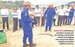  ??  ?? JURULATIH APM Ranau memberi tunjuk ajar dan latihan kemahiran teknik menangkap ular yang turut diajar sempena program taklimat asas itu.