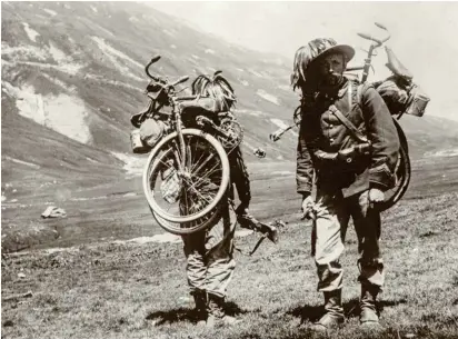  ??  ?? LEFT Fold-up bikes aren’t new – these Italian troops were using them during WW1 (Photo: Wikipedia)
