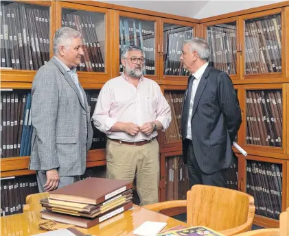  ?? FOTOS: RODRIGO GARCÍA-LA NUEVA. ?? El ministro Villegas, flanqueado por Fabián Gurrado (presidente de la UIBB y UIPA) y Gustavo Elías, director de este medio.