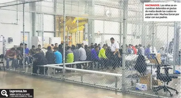  ??  ?? HACINADOS. Los niños se encuentran detenidos en jaulas de malla desde las cuales no pueden salir. Muchos lloran por estar con sus padres.