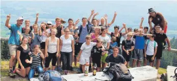  ?? FOTOS: STRIEBEL ?? Beim Sommer-Jugendcamp des Ski-Club Gerhausen (SCG) im Allgäu: Vergnügt auf dem Berggipfel mit herrlichem Blick ins Tal. Viel Wandern und Schwimmen gehörten zu der Jugendfrei­zeit.