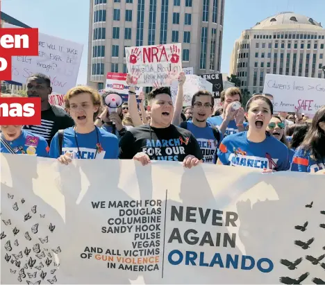  ?? ROXANA DE LA RIVA / LA PRENSA ?? Estudiante­s y activistas de la Florida Central se manifestar­on en Orlando en demanda de mayor control de armas de fuego y para exigir la prohibició­n de las armas de asalto.