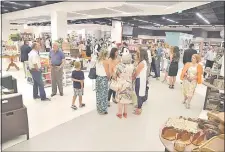  ??  ?? El movimiento comercial en las tiendas, sobre todo por parte de turistas, se redujo drásticame­nte desde mayo.