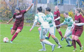  ?? FOTO: PETER HERLE ?? Der SV Alberweile­r (links Victoria Stvoric und rechts Kerstin Schneider) setzte sich bei Greuther Fürth deutlich mit 8:0 durch.