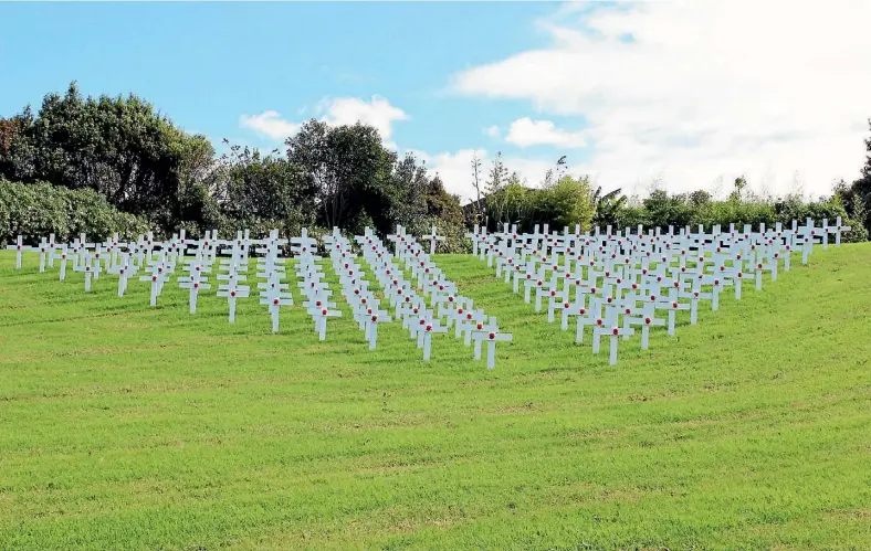  ?? MICHAEL CURREEN ?? Nearly 200 crosses on the hill at the Hibiscus Coast Community RSA represent fallen servicemen from the area.