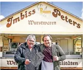  ?? FOTO: FRÖHLICH ?? Jürgen Peters (l.) und Sohn Andy stehen vor ihrem Imbiss-stand im eigenen Vorgarten.