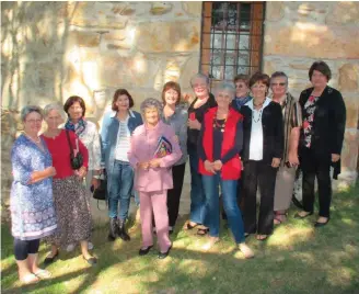  ??  ?? Lede van die Vroue-Landbouver­eniging van Blanco voor die tolhuis saam met Gerda Stols (links).