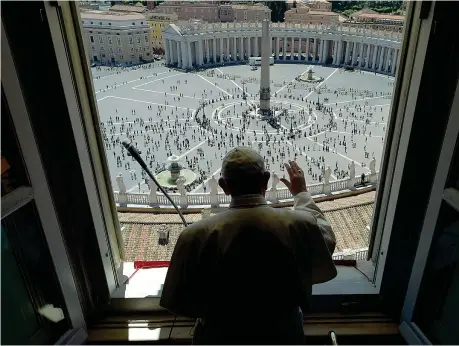  ??  ?? La preghiera Papa Francesco si rivolge ai fedeli dalla finestra del Palazzo Apostolico davanti a una piazza San Pietro semivuota