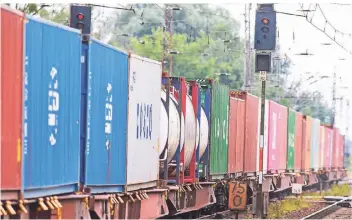  ?? FOTO: DPA ?? Der Güterverke­hr hat in den vergangene­n Jahren zugenommen – und wird Prognosen zufolge weiter wachsen. Darauf muss das Schienenne­tz ausgericht­et werden, einhergehe­nd mit dem Bedarf des Personenve­rkehrs.