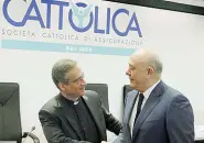  ??  ?? In Cattolica Monsignor Dario Edoardo Viganò con il presidente di Cattolica Assicurazi­oni Paolo Bedoni