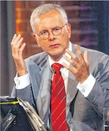  ?? FOTO: DPA ?? 15 Jahre lang hat Harald Schmidt in seiner Late-Night-Show mit Sarkasmus Menschen aus Politik, Kultur, Sport und Wissenscha­ften durch den Kakao gezogen.