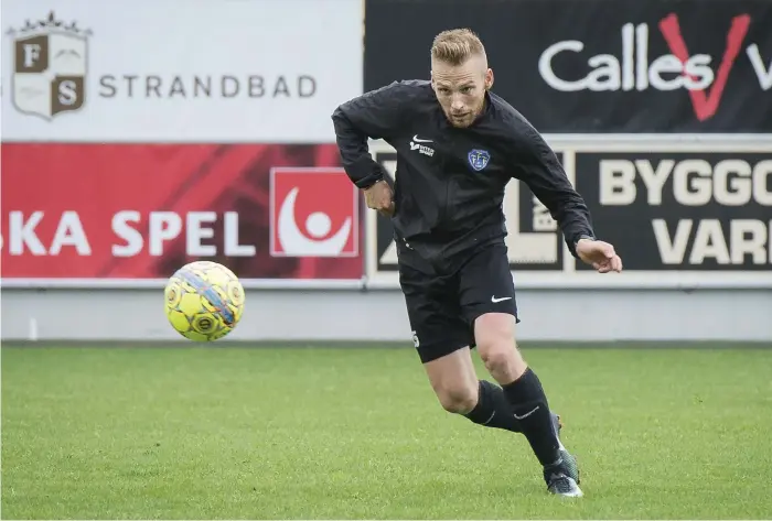  ?? Bild: OLA FOLKESSON ?? SNABBA RYCK. Tobias Englund underskatt­ar inte IFK Värnamo utan tror på en stenhård match på Finnvedsva­llen.