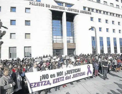  ?? EFE / JESÚS DIGES ?? Concentrac­ión ante el Palacio de Justicia de Pamplona, ayer, en apoyo a la joven multiviola­da.