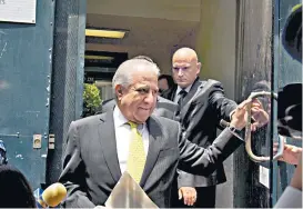  ??  ?? Carlos Silva, titular del área jurídica del Ifetel, entregó la demanda.