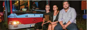  ?? Fotos: Peter Fastl ?? Nachdem ein Zimmer ausgebrann­t ist, ist das komplette Studentenw­ohnheim in Göggingen vorerst nicht mehr bewohnbar. Die Studenten Raphael, Marie und Steve nahmen die nächtliche Aufregung einigermaß­en gelassen.