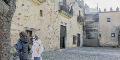  ?? JOSÉ PEDRO JIMÉNEZ ?? Los andamios situados en la fachada del Museo de Cáceres, donde ya ha comenzado la reparación de goteras.