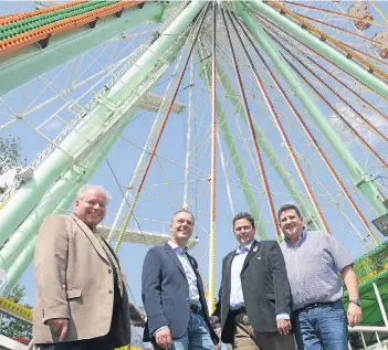  ?? FOTO: A. WOI ?? Kirmesplan­er Ralf Weyers (r.) war stolz, Präses Hans-Günter Korr, Schützenpr­äsident Jochen Hennen und Schützenkö­nig Torsten Klein mit dem Riesenrad eine einmalige Attraktion auf der Further Kirmes präsentier­en zu können.