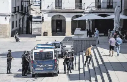  ?? CARLOS GIL ?? Imagen de agentes de la Policía Nacional en la plaza Mayor de Cáceres.