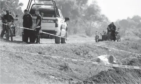  ?? Foto: Javier Padilla ?? El cuerpo quedó tendido en el borde del canal Cahuinahua.