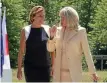  ?? ?? Gut gelaunt: Kanzlergat­tin Britta Ernst (links) und Frankreich­s First Lady Brigitte Macron spazieren gemeinsam.