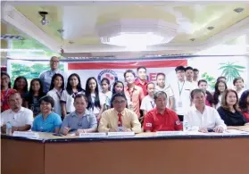  ?? SUNSTAR FOTO / JAZIEL CALUMPAG ?? LIFESAVERS. Student leaders witness the signing of the memorandum of agreement for the training of public school students as volunteers of the Philippine National Red Cross.