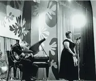 ??  ?? Musica e imprese
Ella Fitzgerald a Sanremo in uno scatto di Schwamenth­al A destra, Marieni e un pozzo artesiano in Libia