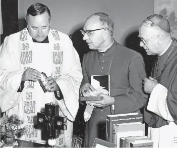  ?? FOTOS (2): PRIVAT ?? Der Erzbischof von Luxemburg, Mgr. Jean Hengen, überreicht Pastor Offermann die Reliquien des Hl. Willibrord. Bischof Heinrich Maria Janssen ist aufmerksam­er Zuschauer.