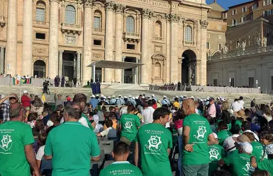  ??  ?? I fedeli lucchesi in piazza San Pietro durante l’incontro con Papa Francesco