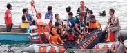  ?? POSMETRO SIANTAR/JPG ?? EVAKUASI KORBAN: Petugas mengangkat jenazah Rahmat Dani dari perairan Danau Toba kemarin (23/6).