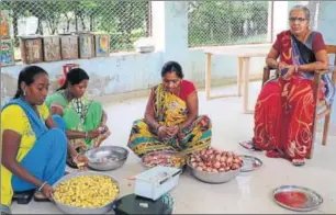  ?? SIDDHARAJ SOLANKI/HT ?? Members of a Sakhi Mandal at work in Gujarat.