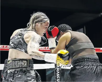  ?? /NICK LOURENS ?? Ndobayini Kholosa feels the effects of a stinging right jab from Hedda Wolmarans, right, which she used to control their rematch, winning comfortabl­y in the end.