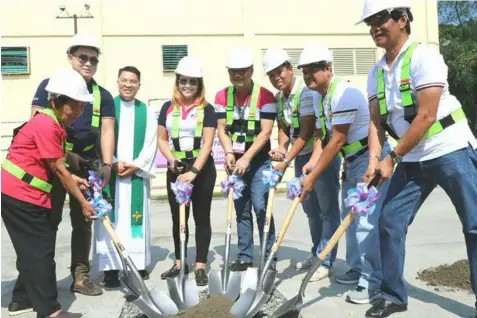  ?? — Chris Navarro ?? EVACUATION CENTER. Magalang Mayor Malu Paras-Lacson, Vice-Mayor Norman Lacson, councilors Rudy Gonzales, Popoy Miranda and Arvy Dela Cruz led yesterday’s ground breaking of the P10 million permanent evacuation center at San Nicolas II in Magalang town....