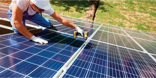  ?? ?? Renault va installer des panneaux solaires sur ses sites pour atteindre 350 MW d’énergie d’ici 2027. (Crédits : Anatoliy_gleb - Fotolia.com)