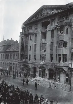  ??  ?? ■ Below: The ‘Vorwärts’ building after the artillery bombardmen­t.