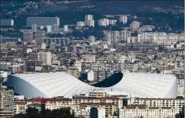  ??  ?? Marseille et son stade Vélodrome, victimes de la Covid-, ne seront finalement pas le théâtre de l’ouverture de la Ligue  vendredi. (Photo AFP)